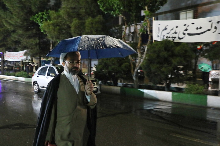 تصاویر/ چترهایی گشوده بر همدلی؛ تداوم حضور مردم قم زیر باران