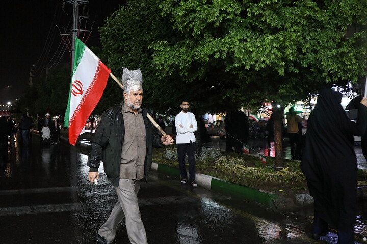 تصاویر/ چترهایی گشوده بر همدلی؛ تداوم حضور مردم قم زیر باران