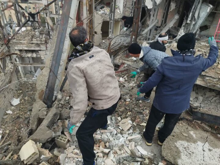 تصاویر/ تداوم فعالیت گروه جهادی شهید حججی کاشان در مناطق جنگ‌زده تهران