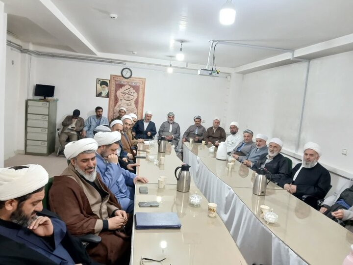 تصاویر/ دیدار و نشست صمیمی مسئول سازمان بسیج اساتید، طلاب و روحانیون کشور با جمعی از روحانیون اهل سنت شهرستان ارومیه