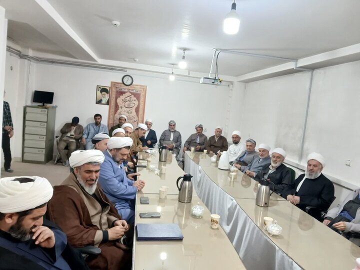 تصاویر/ دیدار و نشست صمیمی مسئول سازمان بسیج اساتید، طلاب و روحانیون کشور با جمعی از روحانیون اهل سنت شهرستان ارومیه