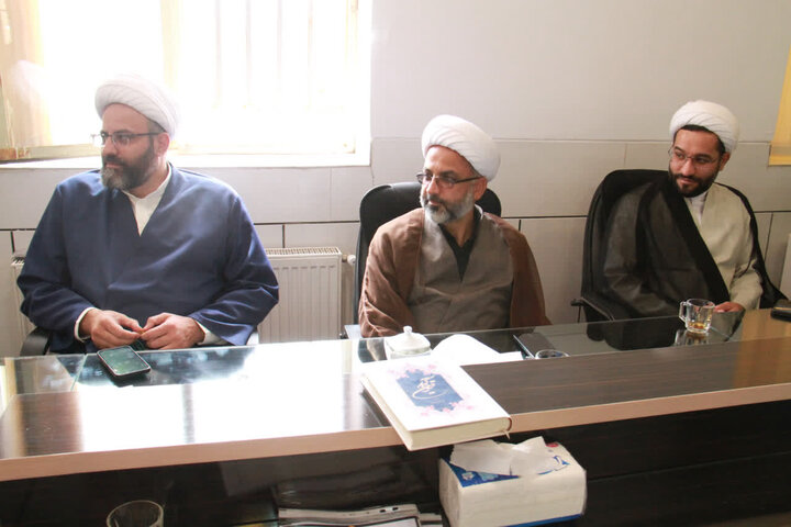 معاون امور طلاب و دانش‌آموختگان حوزه‌های علمیه کشور با مدیران حوزه علمیه چهارمحال و بختیاری