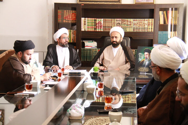 معاون امور طلاب و دانش‌آموختگان حوزه‌های علمیه کشور با مدیران حوزه علمیه چهارمحال و بختیاری