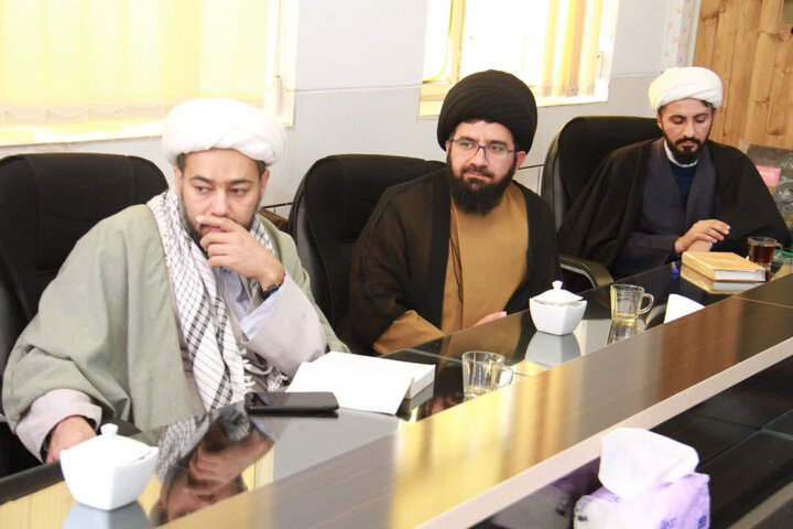 معاون امور طلاب و دانش‌آموختگان حوزه‌های علمیه کشور با مدیران حوزه علمیه چهارمحال و بختیاری