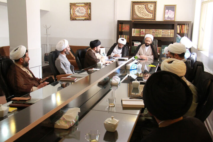 معاون امور طلاب و دانش‌آموختگان حوزه‌های علمیه کشور با مدیران حوزه علمیه چهارمحال و بختیاری