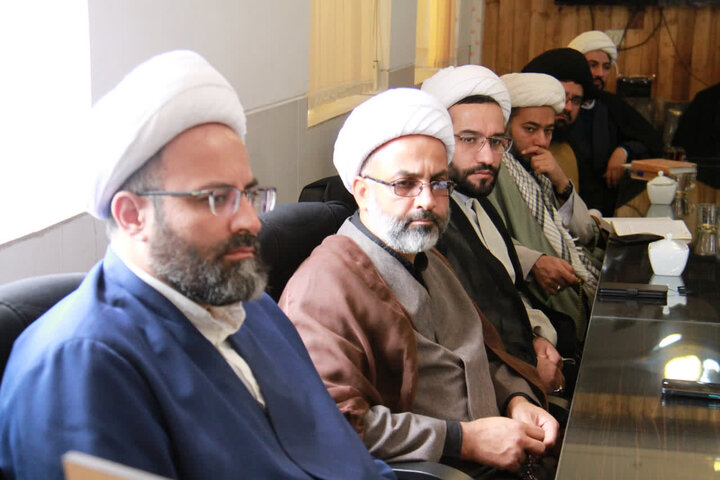 معاون امور طلاب و دانش‌آموختگان حوزه‌های علمیه کشور با مدیران حوزه علمیه چهارمحال و بختیاری