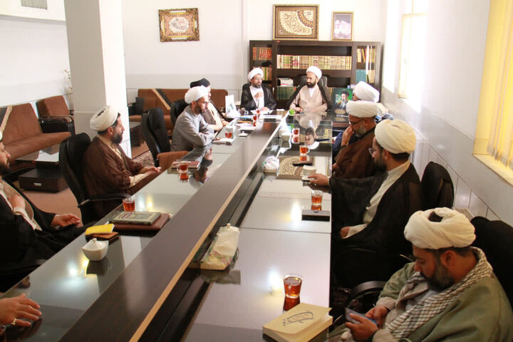 معاون امور طلاب و دانش‌آموختگان حوزه‌های علمیه کشور با مدیران حوزه علمیه چهارمحال و بختیاری
