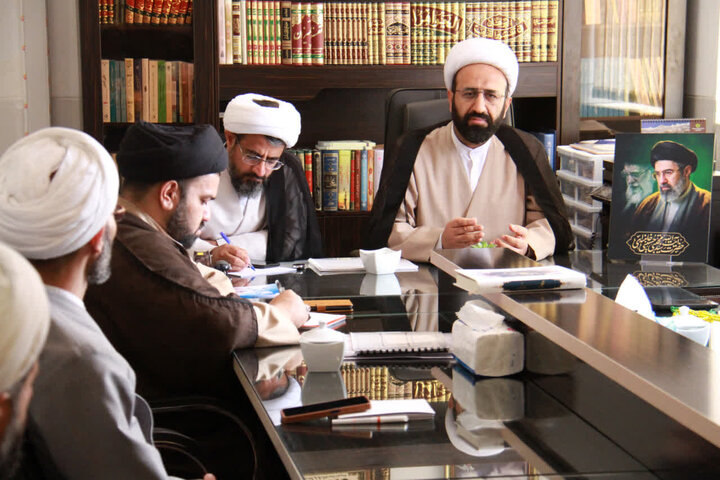 معاون امور طلاب و دانش‌آموختگان حوزه‌های علمیه کشور با مدیران حوزه علمیه چهارمحال و بختیاری