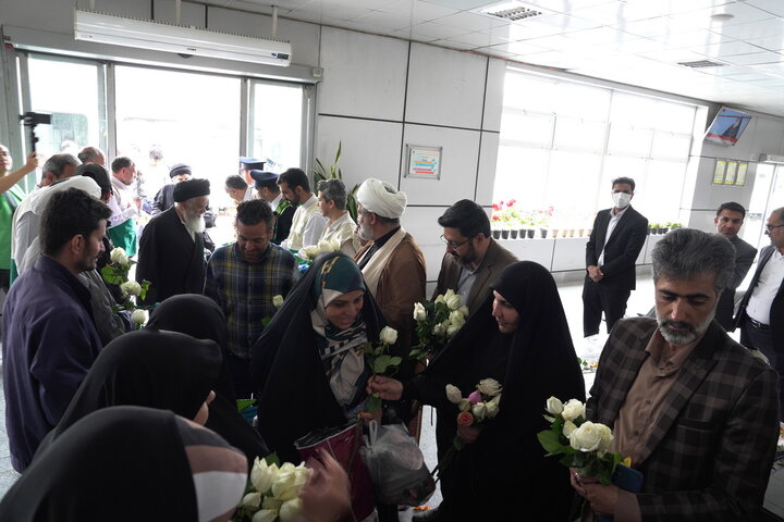 استقبال خادمان از زائران حرم بانوی کرامت در ایستگاه‌ راه‌آهن قم