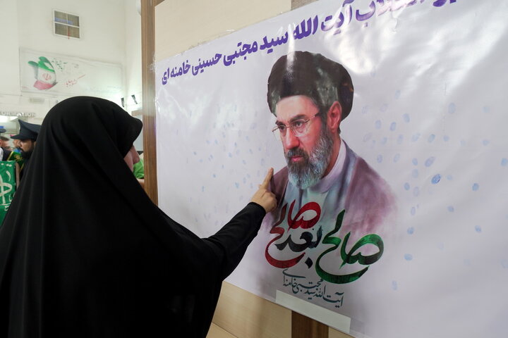 استقبال خادمان از زائران حرم بانوی کرامت در ایستگاه‌ راه‌آهن قم