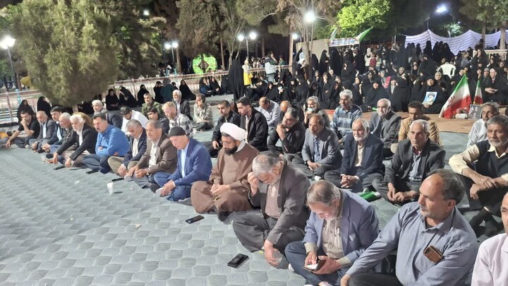 تصاویر/ حضور مردم کشکوئیه در شب پنجاه و دوم از جنگ رمضان