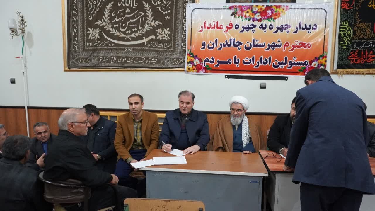 تشکیل میز خدمت در  چالدران بعد از تجمعات مردمی / خدمت‌رسانی حتی در شرایط جنگ تحمیلی  متوقف شود نیست