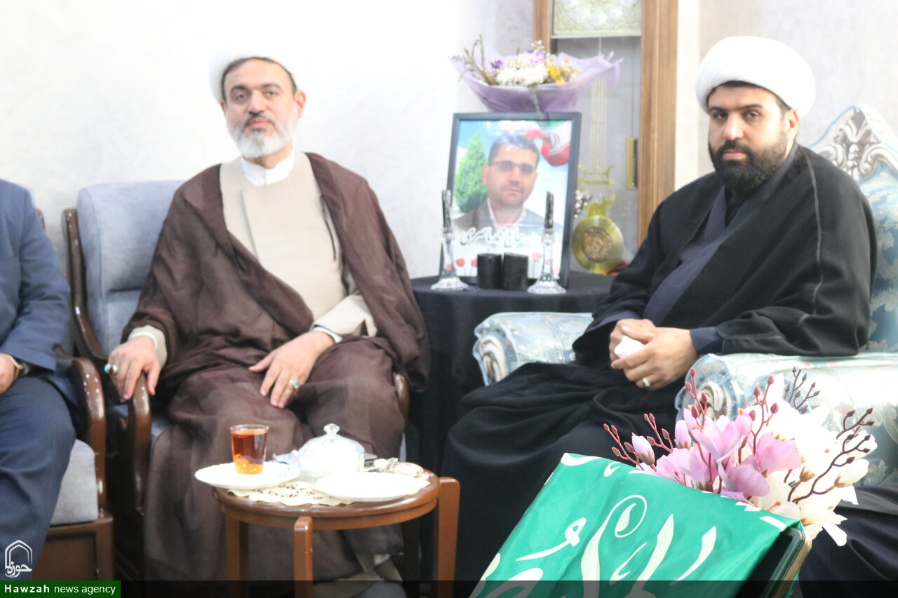 تصاویر/ دیدار کاروان سفیران کریمه اهل بیت (ع) با خانواده شهید محمد باصری