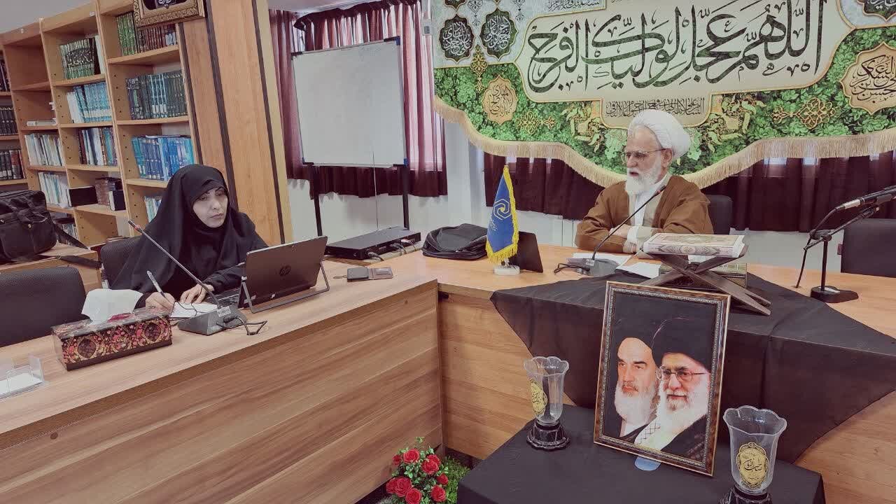 پایاننامه «زوجیت عفت و غیرت بر پایه آموزههای قرآن و روایات» در اراک دفاع شد