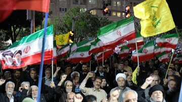 تصاویر/ حضور دشمن‌شکن و باشکوه مردم باقرشهر و کهریزک در شب پنجاه و دوم