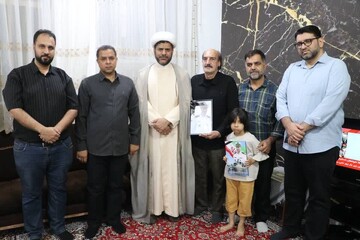 دیدار مدیرکل کمیته امداد هرمزگان با خانواده شهید بهمن اسفندیاری، از شهدای ناو «دنا» بندرعباس