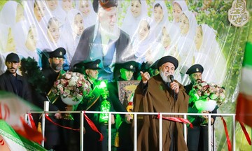 در سه میدان نبرد با دشمن می‌جنگیم و تسلیم نمی‌شویم