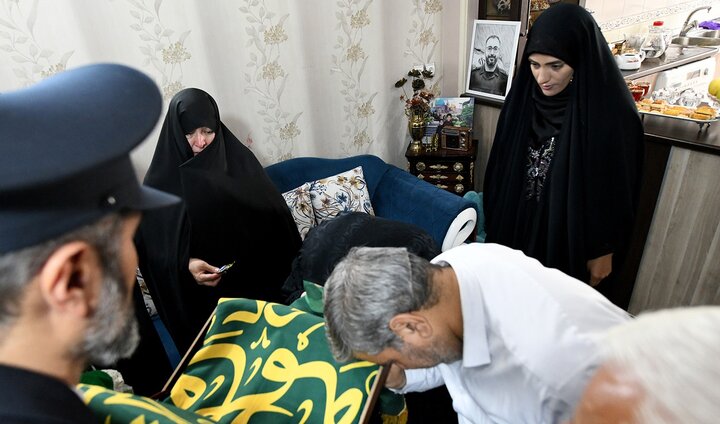 تصاویر/ تقدیر خادمان حرم حضرت معصومه(س) و حضرت عبدالعظیم(ع) از خانواده شهید طاووسی