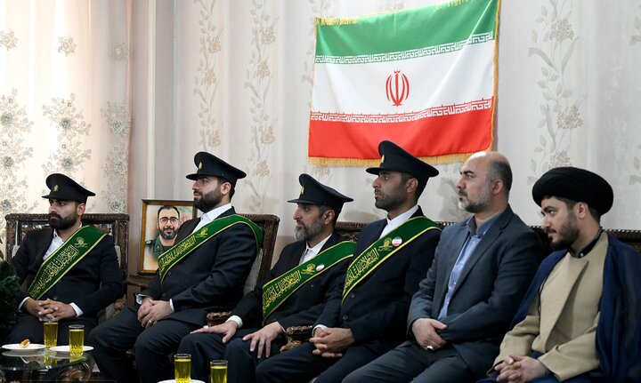 تصاویر/ تقدیر خادمان حرم حضرت معصومه(س) و حضرت عبدالعظیم(ع) از خانواده شهید طاووسی