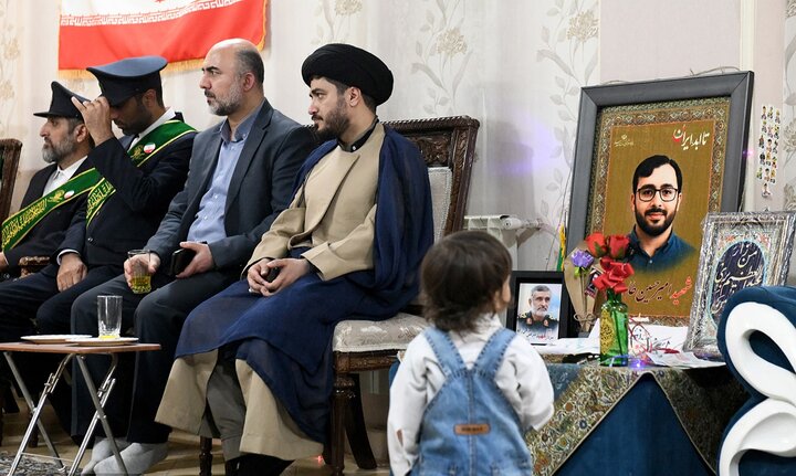 تصاویر/ تقدیر خادمان حرم حضرت معصومه(س) و حضرت عبدالعظیم(ع) از خانواده شهید طاووسی