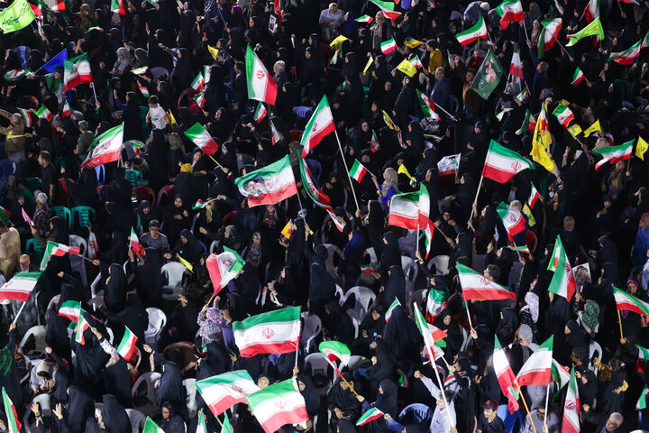 تصاویر/ نمایش موشک فاتح ۱۱۰ در اجتماع بوشهری‌ها