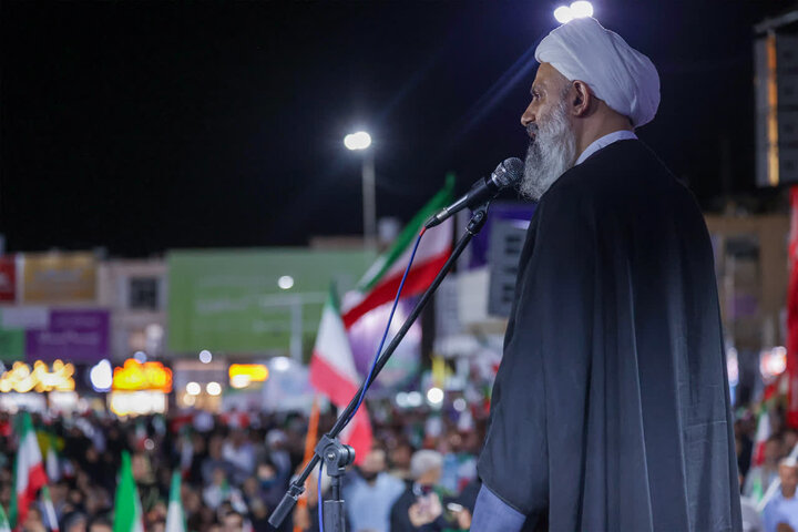 تصاویر/ نمایش موشک فاتح ۱۱۰ در اجتماع بوشهری‌ها