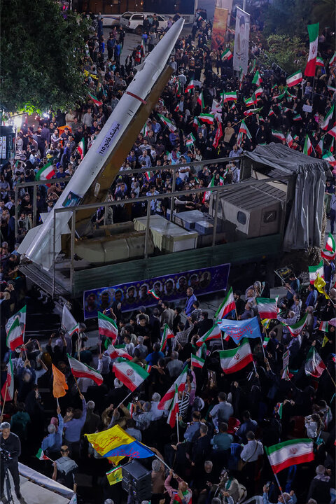 تصاویر/ نمایش موشک فاتح ۱۱۰ در اجتماع بوشهری‌ها