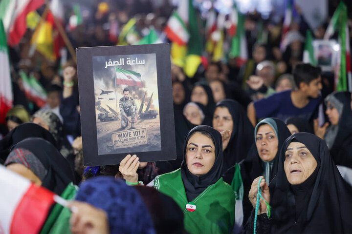 تصاویر/ نمایش موشک فاتح ۱۱۰ در اجتماع بوشهری‌ها