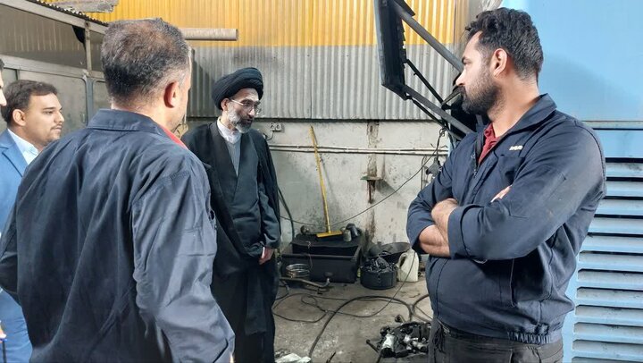 تصاویر/بازدید نماینده ولی فقیه درکاشان از سازمان حمل و نقل بار و مسافر شهرستان کاشان