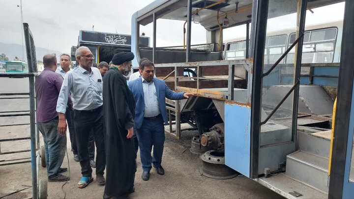 تصاویر/بازدید نماینده ولی فقیه درکاشان از سازمان حمل و نقل بار و مسافر شهرستان کاشان