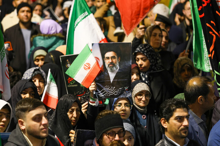 تصاویر / نمایش موشک خیبر هوا فضای سپاه در میدان ساعت تبریز