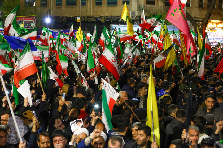 تصاویر / نمایش موشک خیبر هوا فضای سپاه در میدان ساعت تبریز