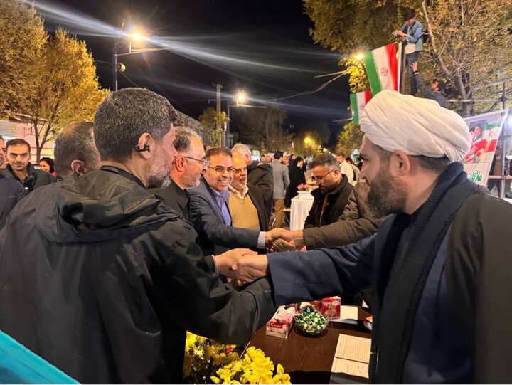 تصاویر/ برپایی میزهای خدمت و حضور مدیران، معاونین و کارشناسان دستگاههای اجرایی استان در حاشیه تجمع شبانه مردم ارومیه
