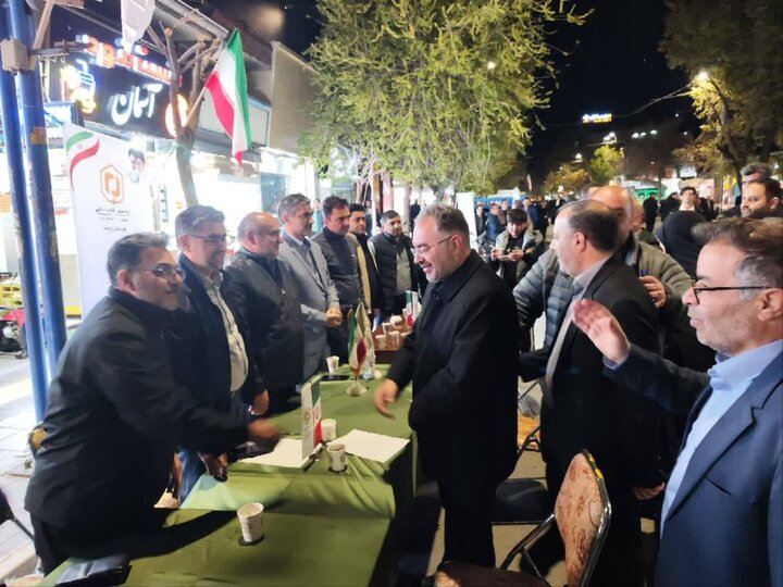 تصاویر/ برپایی میزهای خدمت و حضور مدیران، معاونین و کارشناسان دستگاههای اجرایی استان در حاشیه تجمع شبانه مردم ارومیه