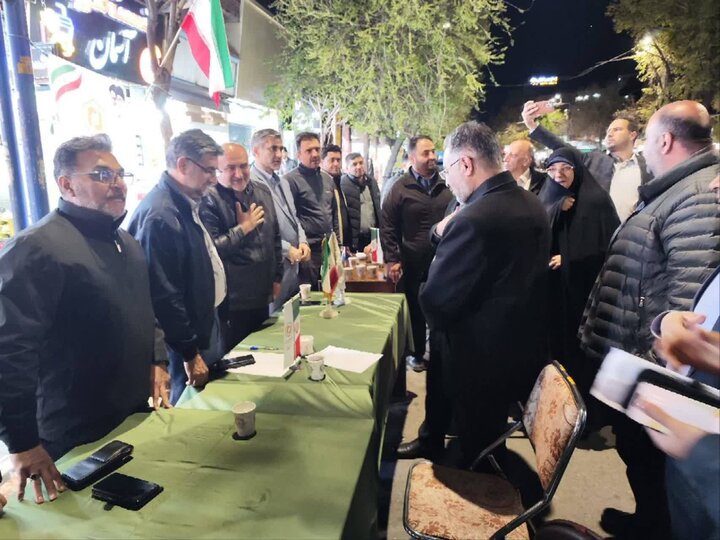 تصاویر/ برپایی میزهای خدمت و حضور مدیران، معاونین و کارشناسان دستگاههای اجرایی استان در حاشیه تجمع شبانه مردم ارومیه