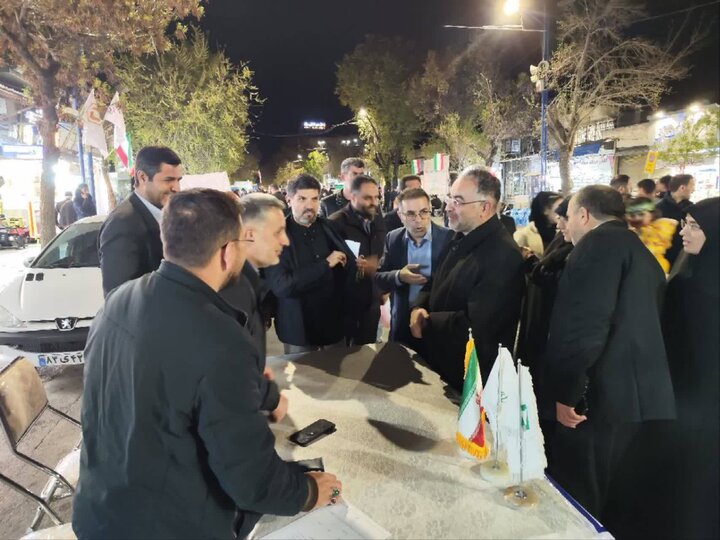 تصاویر/ برپایی میزهای خدمت و حضور مدیران، معاونین و کارشناسان دستگاههای اجرایی استان در حاشیه تجمع شبانه مردم ارومیه