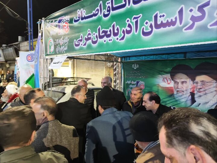 تصاویر/ برپایی میزهای خدمت و حضور مدیران، معاونین و کارشناسان دستگاههای اجرایی استان در حاشیه تجمع شبانه مردم ارومیه