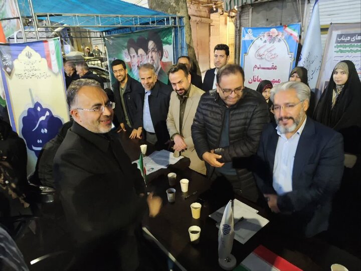 تصاویر/ برپایی میزهای خدمت و حضور مدیران، معاونین و کارشناسان دستگاههای اجرایی استان در حاشیه تجمع شبانه مردم ارومیه