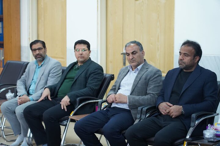 تصاویر/دیدار جمعی از کارکنان بنیاد مسکن لرستان با نماینده ولی فقیه در استان