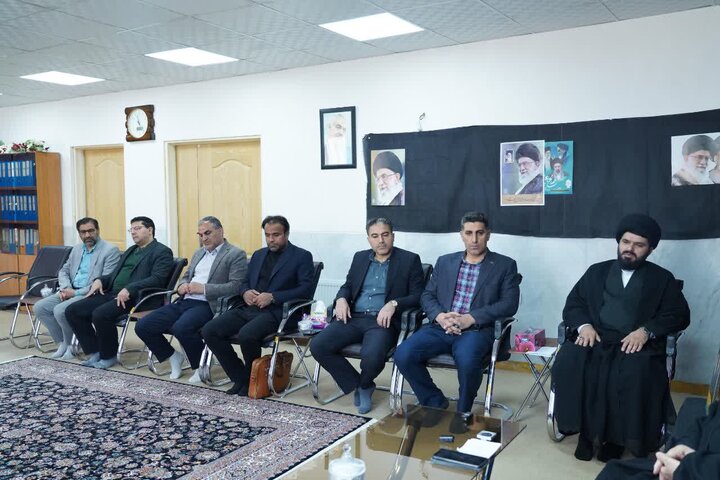تصاویر/دیدار جمعی از کارکنان بنیاد مسکن لرستان با نماینده ولی فقیه در استان