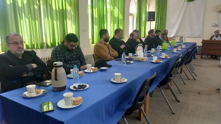 تجلیل امام جمعه شهرستان بابل از مادحین اهل بیت (ع)