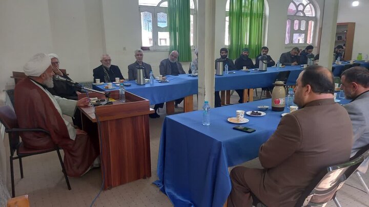 تجلیل امام جمعه شهرستان بابل از مادحین اهل بیت (ع)
