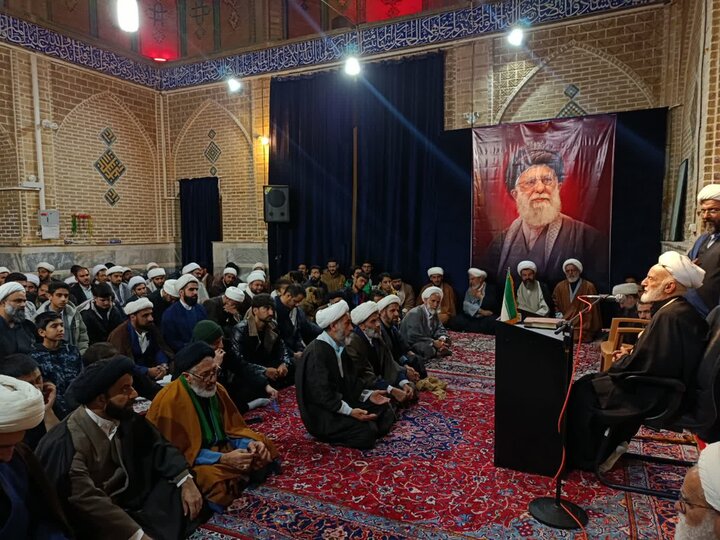 تصاویری از جلسه هم اندیشی مبلغان استان مرکزی با نماینده ولی فقیه در استان