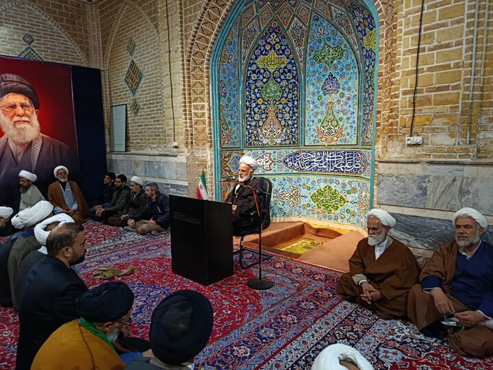 تصاویری از جلسه هم اندیشی مبلغان استان مرکزی با نماینده ولی فقیه در استان