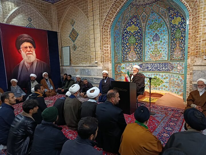 تصاویری از جلسه هم اندیشی مبلغان استان مرکزی با نماینده ولی فقیه در استان