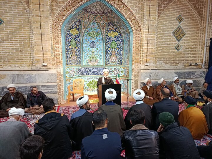 تصاویری از جلسه هم اندیشی مبلغان استان مرکزی با نماینده ولی فقیه در استان