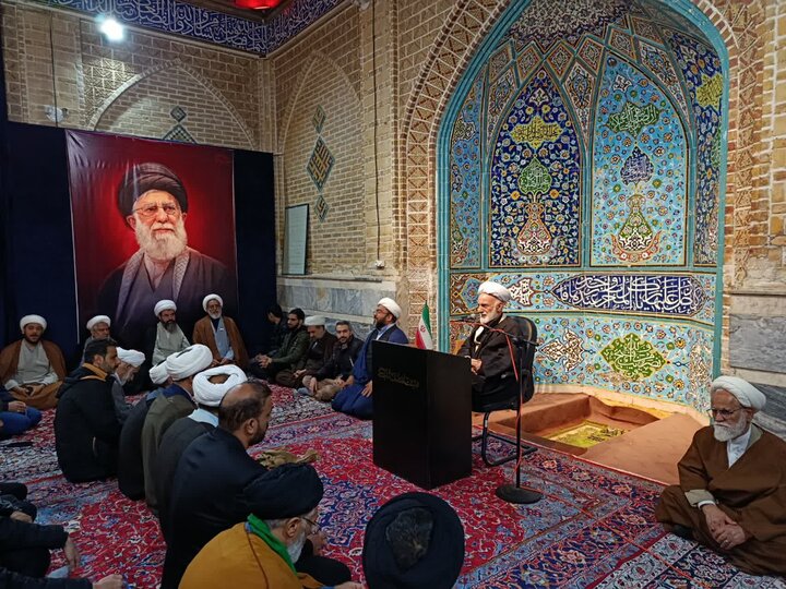 تصاویری از جلسه هم اندیشی مبلغان استان مرکزی با نماینده ولی فقیه در استان
