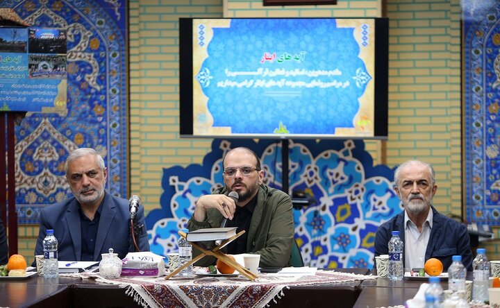 تصاویر/ مراسم رونمایی از ۲۲ اثر همخوانی قرآنی و سرود‌های حماسی