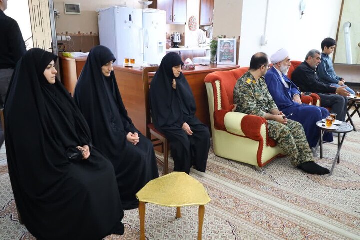 تصاویر/ دیدار نماینده ولی فقیه در استان مازندران از خانواده شهید ابوذر محمدی