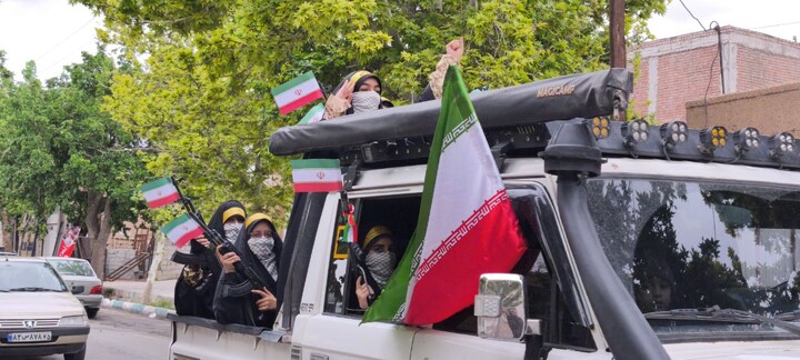 تصاویر/ رزمایش خودرویی دختران جانفدا و ولایتمدار بخش ماهان